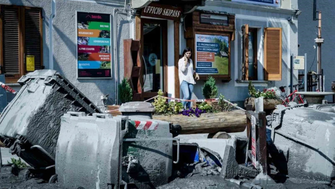 İtalya'da nehir taştı, sokaklar çamurla kaplandı