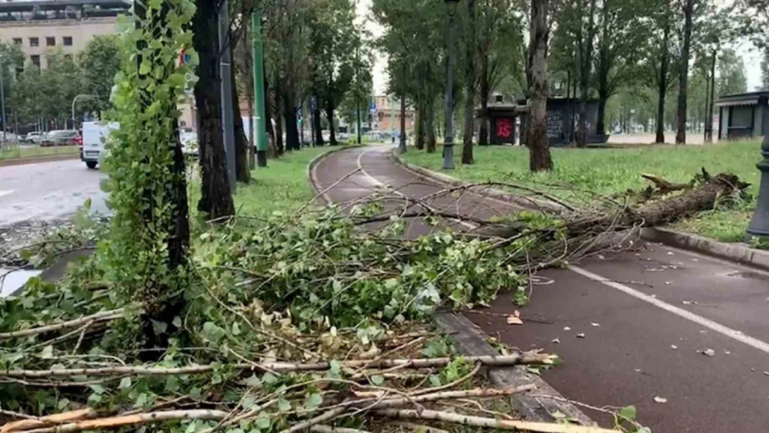 İtalya'da şiddetli fırtına: 2 ölü