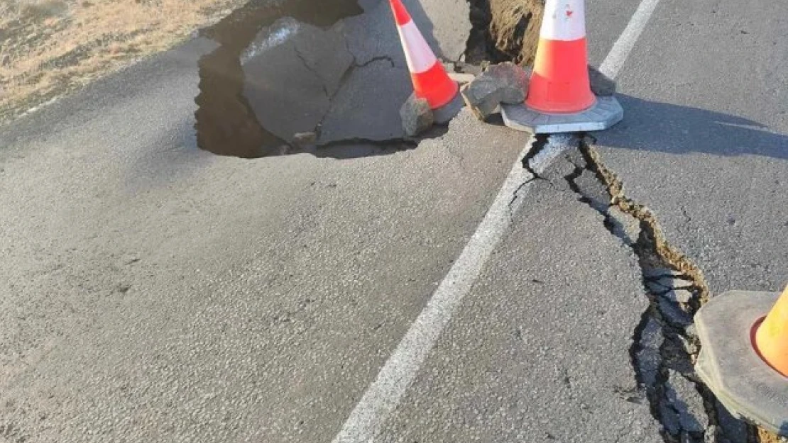 İzlanda'da sismik hareketlilik devam ediyor: Birçok yolda yarık oluştu