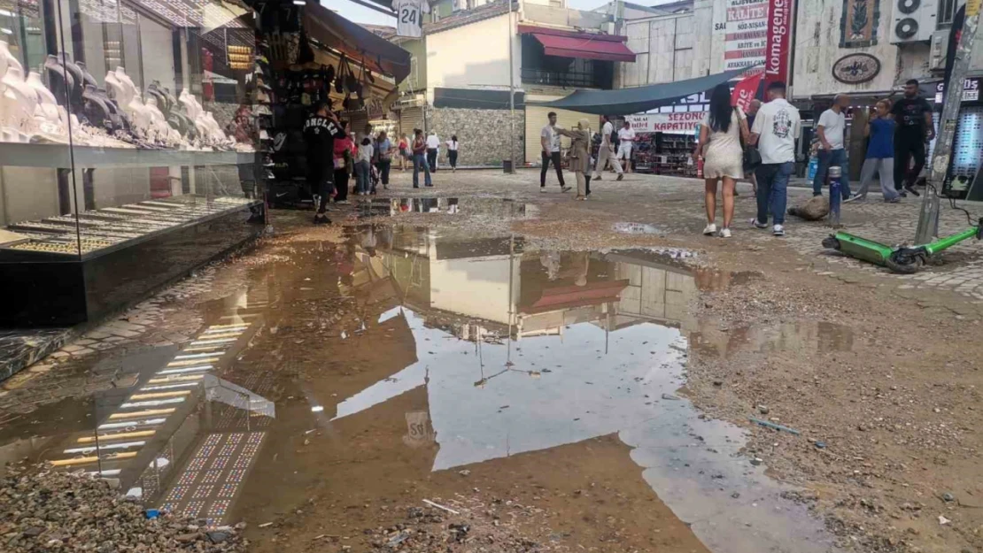 İzmir'i sağanak vurdu: Cadde ve sokaklar göle döndü