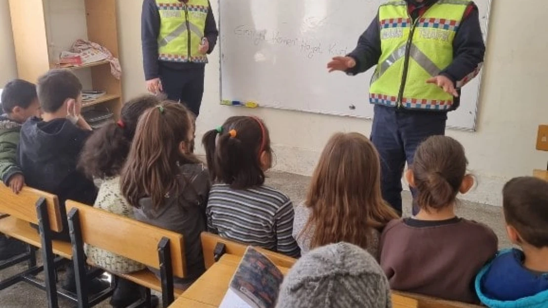 Jandarma ekipleri çocukların yüzünü güldürdü