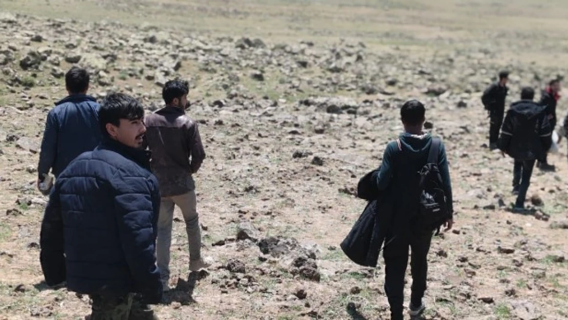 Jandarmanın dronla tespit ettiği düzensiz göçmen yakalandı