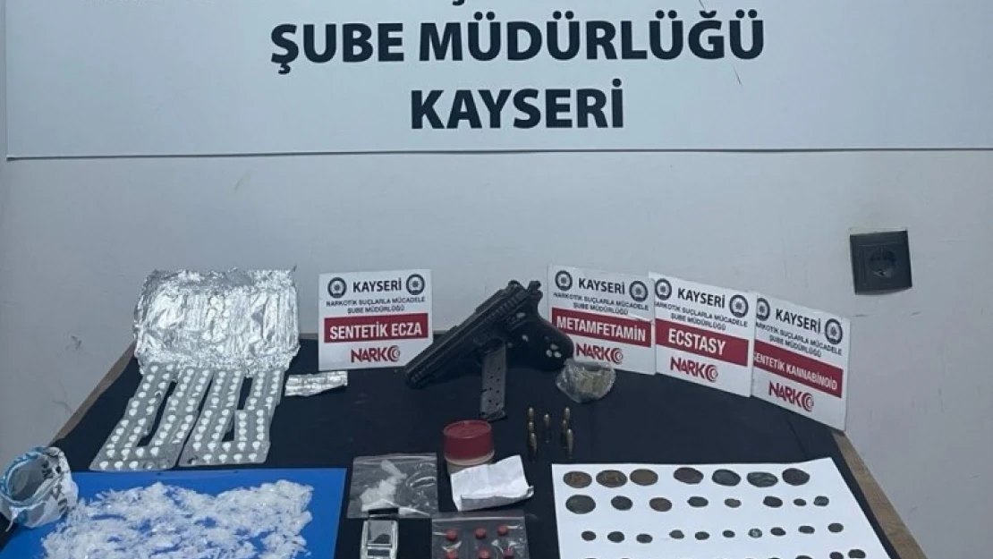 Kaçmaya çalışan araçta uyuşturucu ve tarihi sikke çıktı