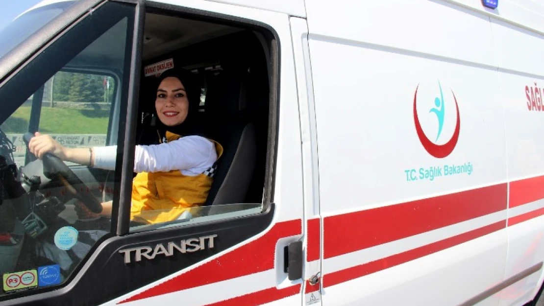 Kadın sağlık çalışanlarına 'ambulans sürüş teknikleri eğitimi' verildi