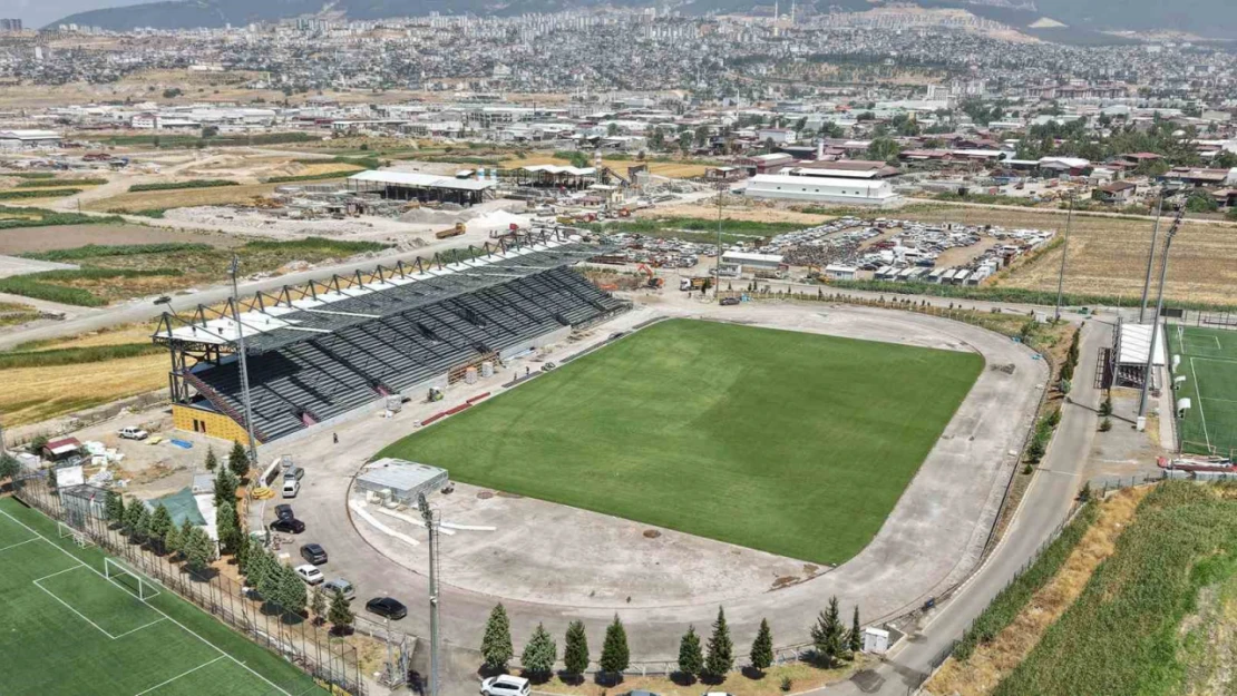 Kahramanmaraş'ta 4 bin kişilik futbol sahasının yapımı hızla devam ediyor
