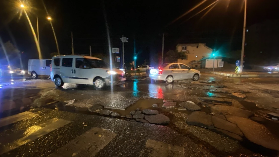 Kahramanmaraş'ta şiddetli yağmur hayatı felç etti, yol yarıldı