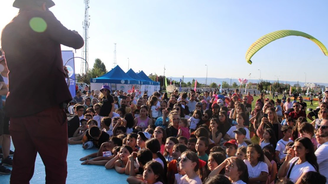 Kanseri yenen çocuklar maske attı