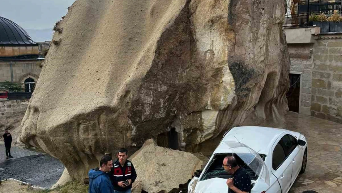 Kapadokya'yı sel vurdu: Kopan kayalar 3 araçta hasara neden oldu