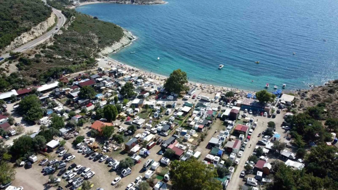 Karavan tatilcileri Foça'ya akın etti