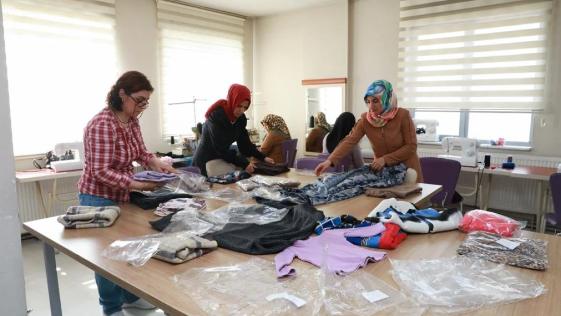 KAYMEK, depremzedelere çocuk ve yetişkin kıyafetleri dikiyor