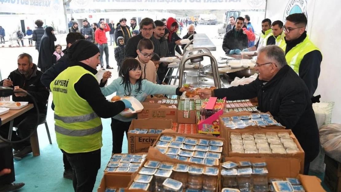 Kayseri Büyükşehir Belediyesi, İlk Konteyner Kentte Sıcak Yemek Dağıtıyor