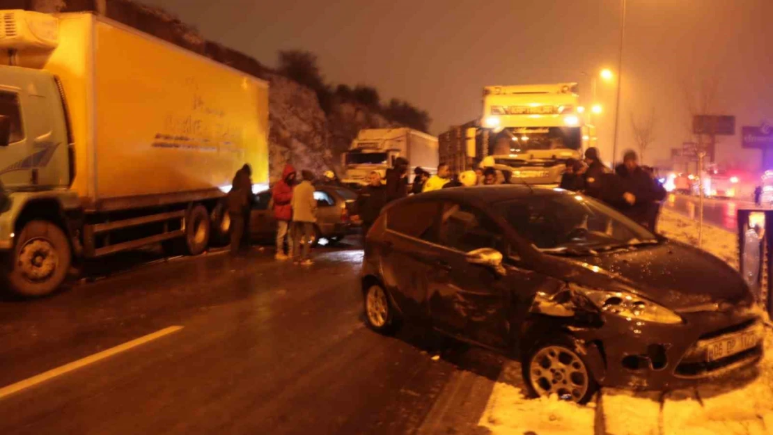 Kayseri'de 8 araçlı zincirleme trafik kazası: 1'i ağır 5 yaralı