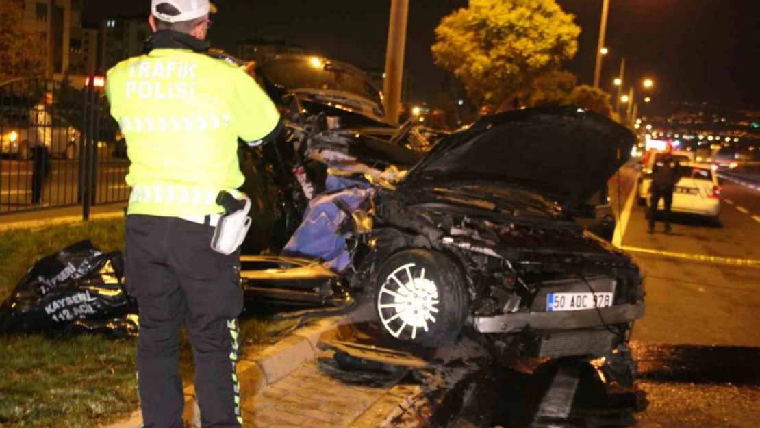 Kayseri'de feci kaza: Tıra arkadan çarpan otomobildeki 1 kişi öldü, 2 kişi yaralandı