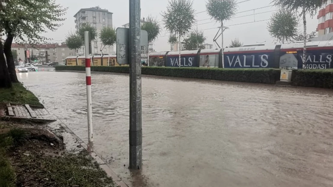 Kayseri'de sağanak yağış hayatı olumsuz etkiledi