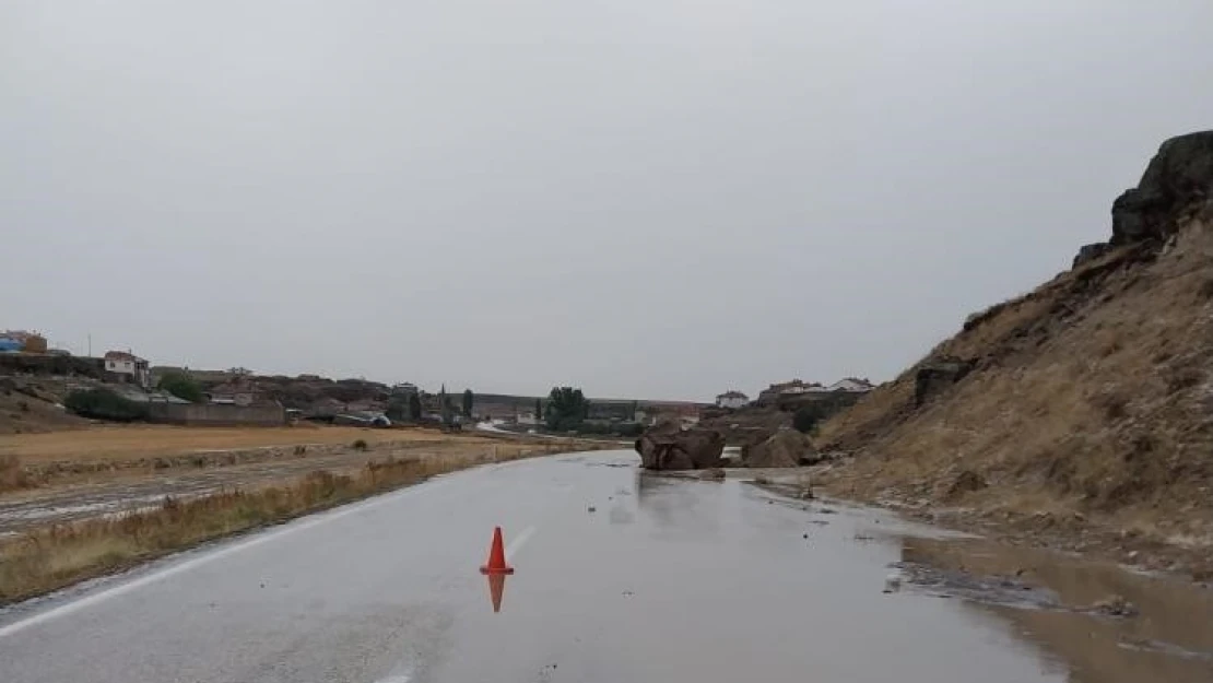 Kayseri'de selde kayalar yola düştü