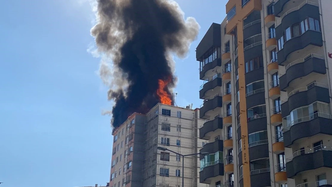 Kayseri'de yangın: Binanın çatısını alevler sardı