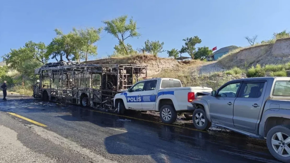 Kayseri'de Yangın: Halk Otobüsü Kül Oldu,