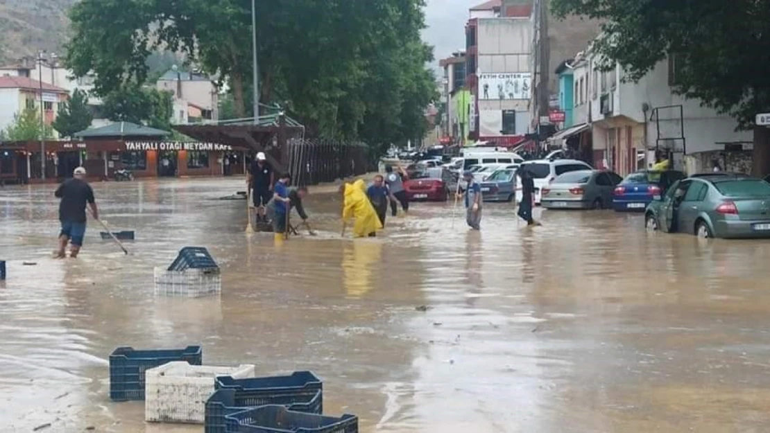 Kayseri'deki selde araçlar çamura gömüldü