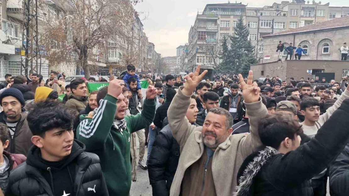 Kayseri'deki Suriyeliler Esed rejiminin indirilişini kutladı