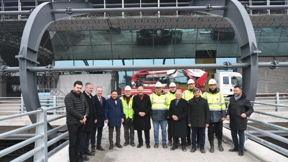 Kayseri protokolü Kayseri Havalimanı Yeni Terminal Binası Çalışmalarını Yerinde İnceledi