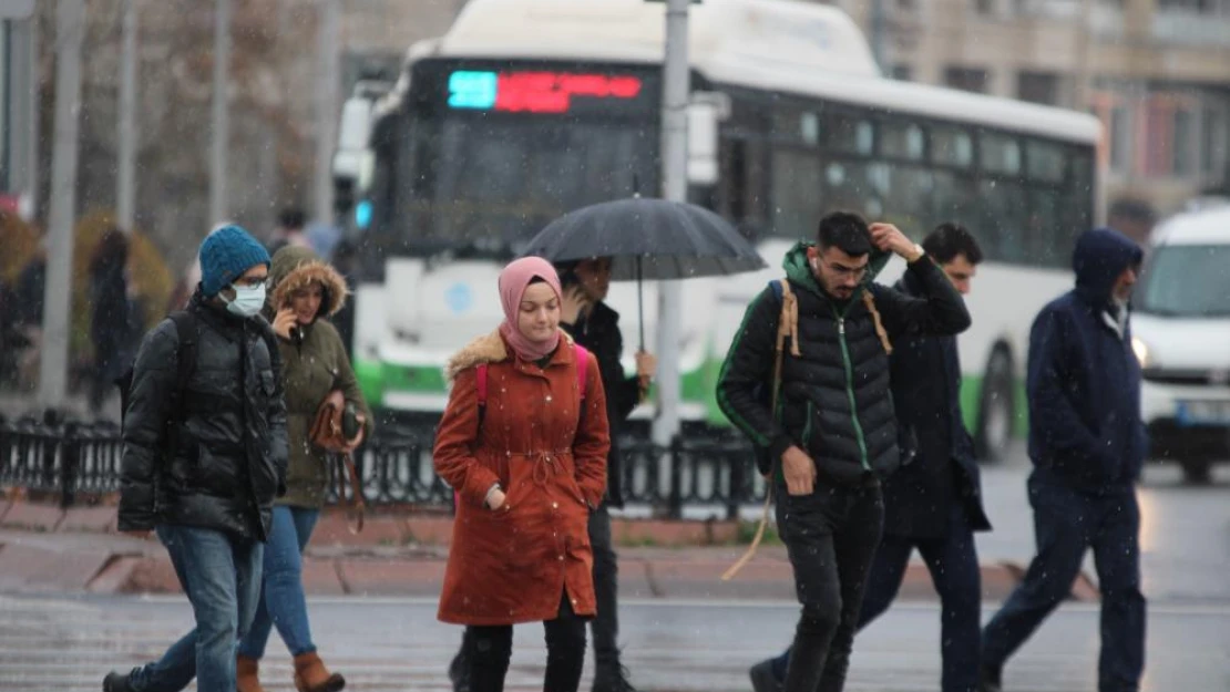 Kayseri'ye mevsimin ilk karı yağdı