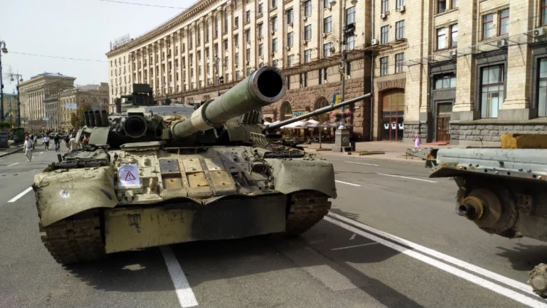 Kiev'de Rus ordusunun ele geçirilen askeri teçhizatları sergileniyor