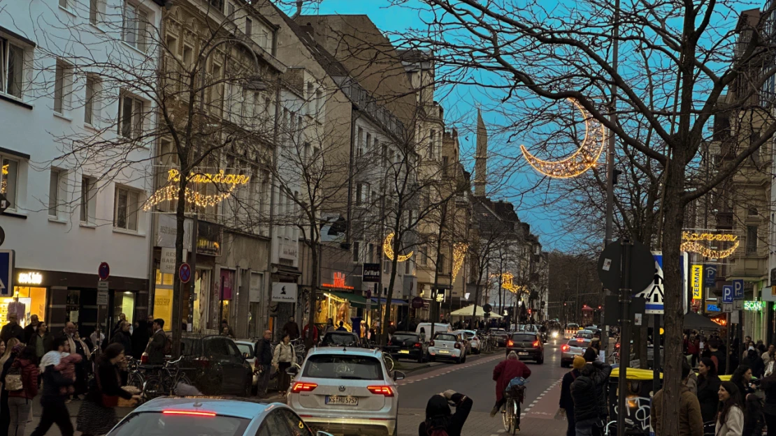 Köln'de caddeler ilk kez Ramazan ayına özel ışıklandırıldı