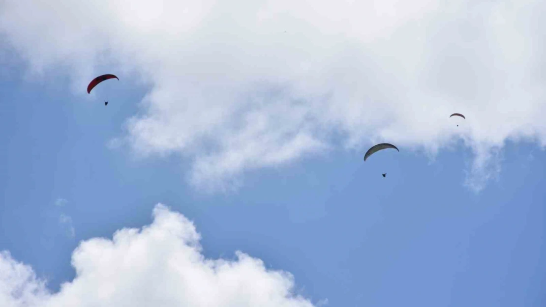 Konya'da İç Anadolu Bölgesi Türkiye Yamaç Paraşütü Hedef Şampiyonası yapıldı