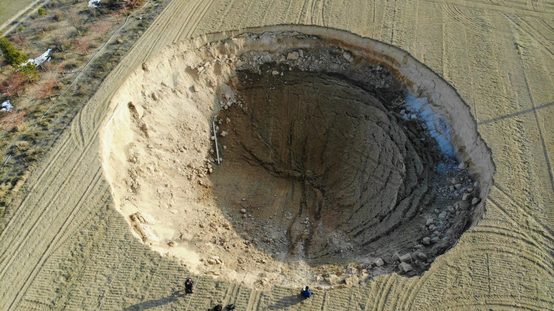 Konya'da iki fay arasında 37 metre çapında obruk oluştu