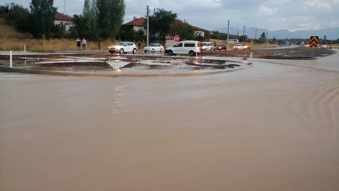 Konya'da sağanak ulaşıma engel oldu