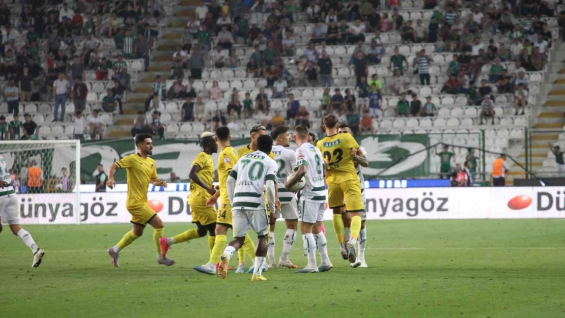 Konyaspor - İstanbulspor maçının son dakikalarında tartışma çıktı