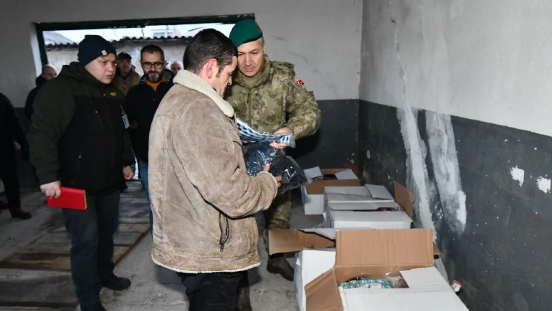 Kosova'da görev yapan Türk askerinden selzedelere kıyafet yardımı
