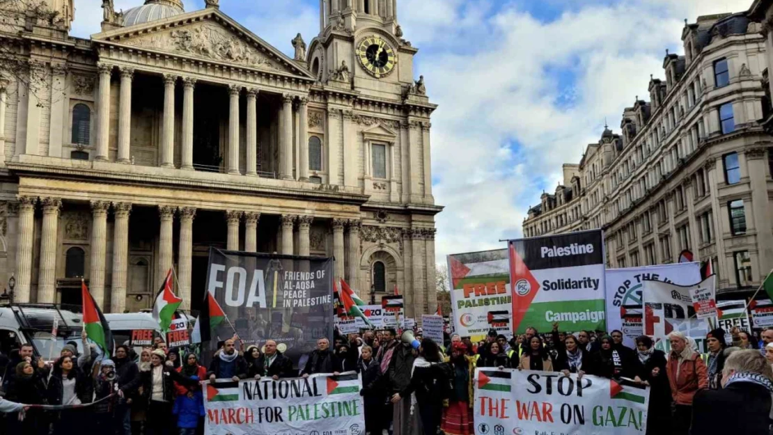 Londra'da on binlerce kişiden Filistin'e destek protestosu