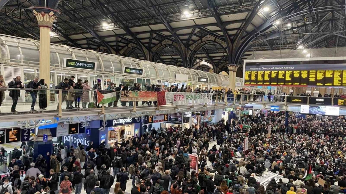 Londra'da tren istasyonunda Gazze'de ateşkes için oturma eylemi