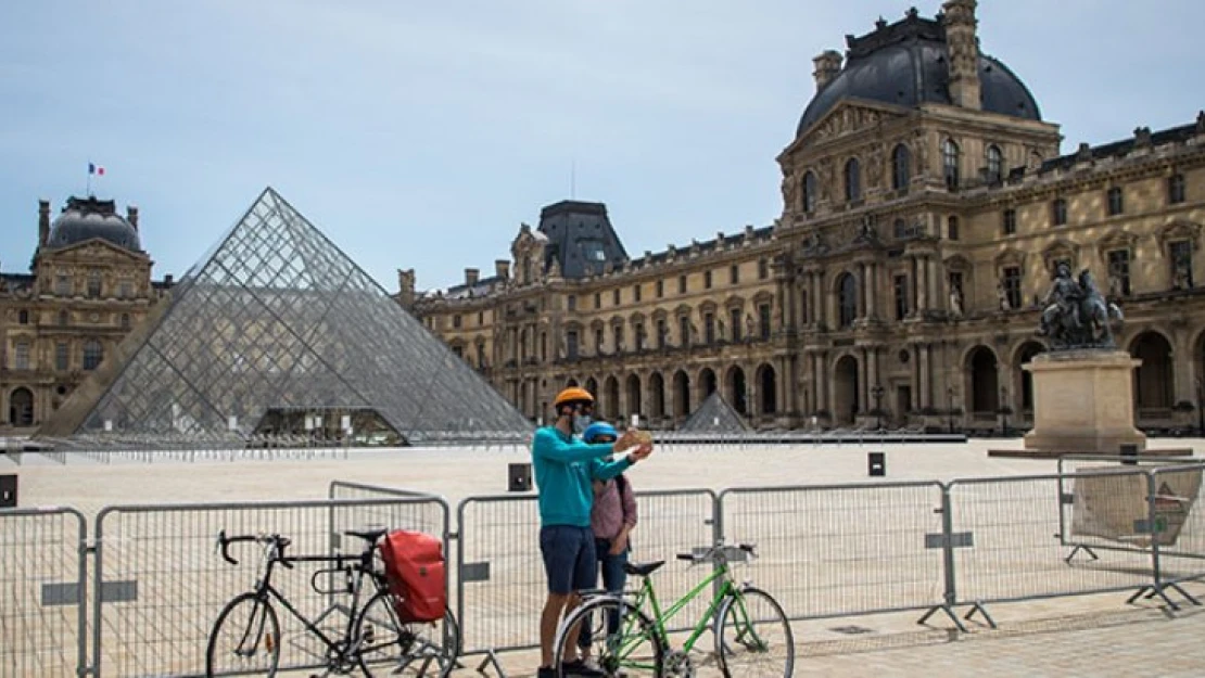 Louvre Müzesi'nin eski müdürüne tarihi eser kaçakçılığına karışma suçlaması