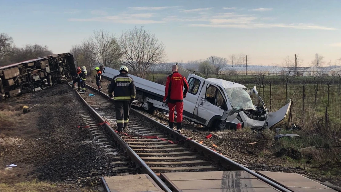 Macaristan'da kamyon ve tren çarpıştı