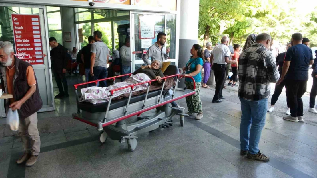 Malatya'da depreme hastanede yakalanan bazı hastalar dışarı çıkarıldı