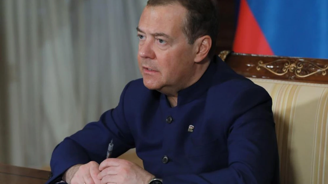 Medvedev: Ülkemize yönelik tehditleri, Polonya sınırına kadar olsa bile mümkün olduğunca geri itmeliyiz