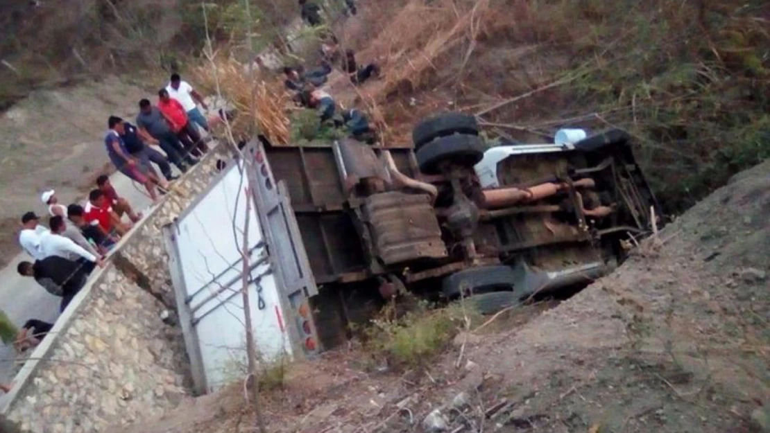 Meksika'da göçmenleri taşıyan tır kaza yaptı: 15 ölü, 36 yaralı