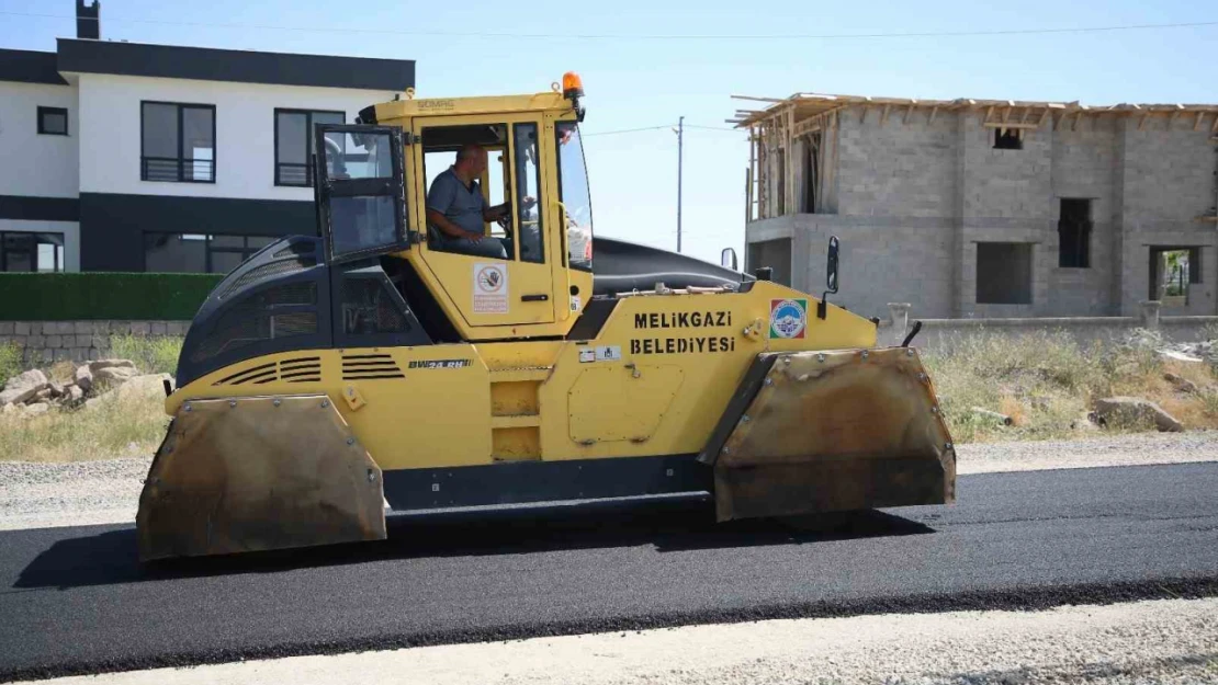 Melikgazi Belediyesi, Mimarsinan Mahallesi'nde 9 sokakta asfalt çalışması yapıyor