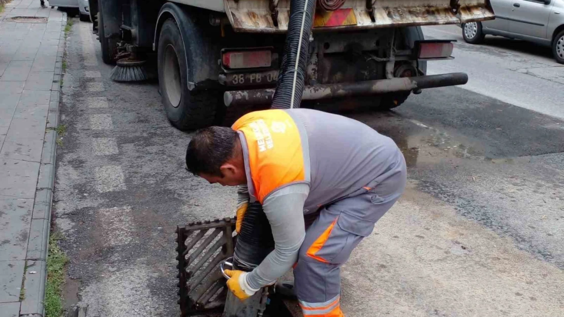 Melikgazi'de yağmur suyu kanalları periyodik olarak temizleniyor