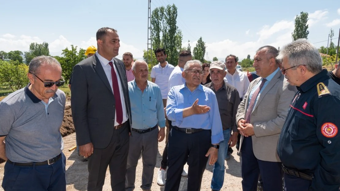 Memduh Büyükkılıç, Saroğlan'da doğal gaz çalışmalarını inceledi