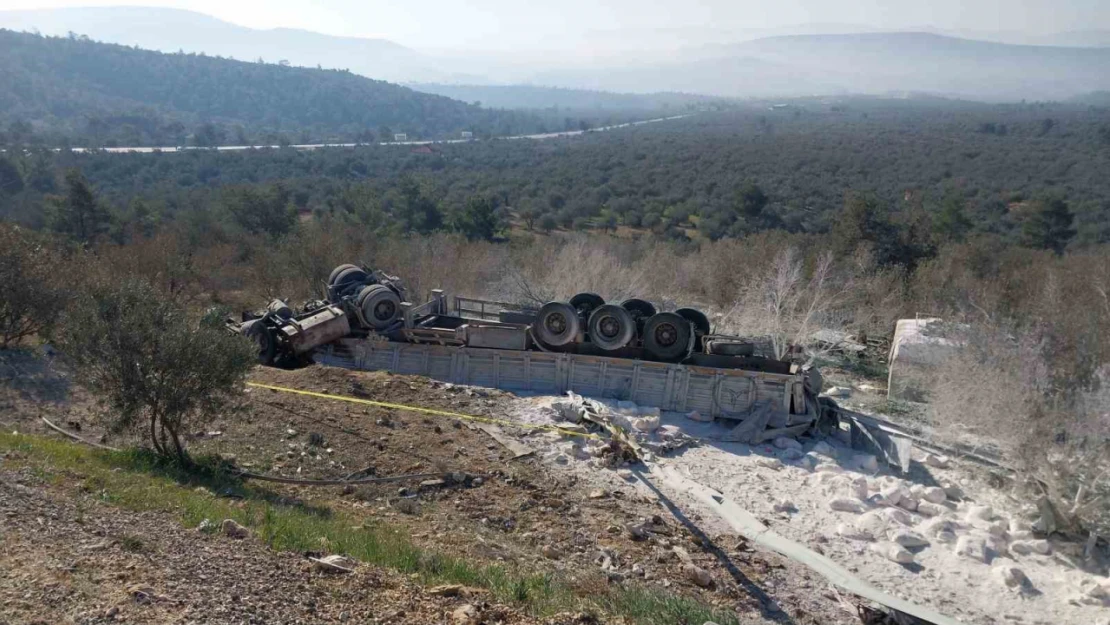 Mersin'de şarampole devrilen tırdaki 2 kişi öldü