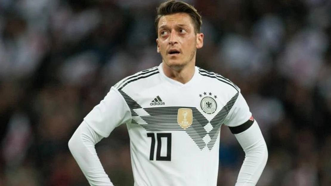 Mesut Özil Almanya'da eleştiri oklarının hedefinde