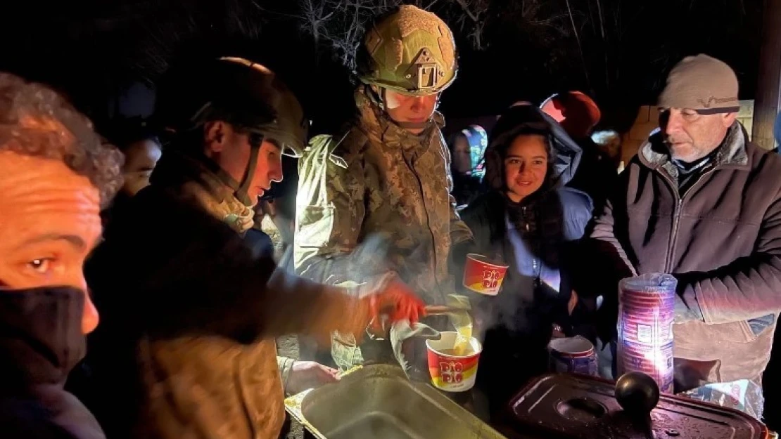 MSB, deprem bölgelerinde gece boyunca yemek dağıtımına devam ediyor