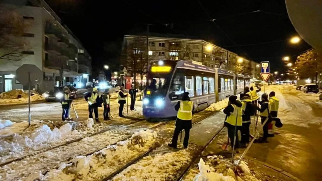 Münih'te kar yağışı nedeniyle 10 bin valiz sahibine teslim edilemedi