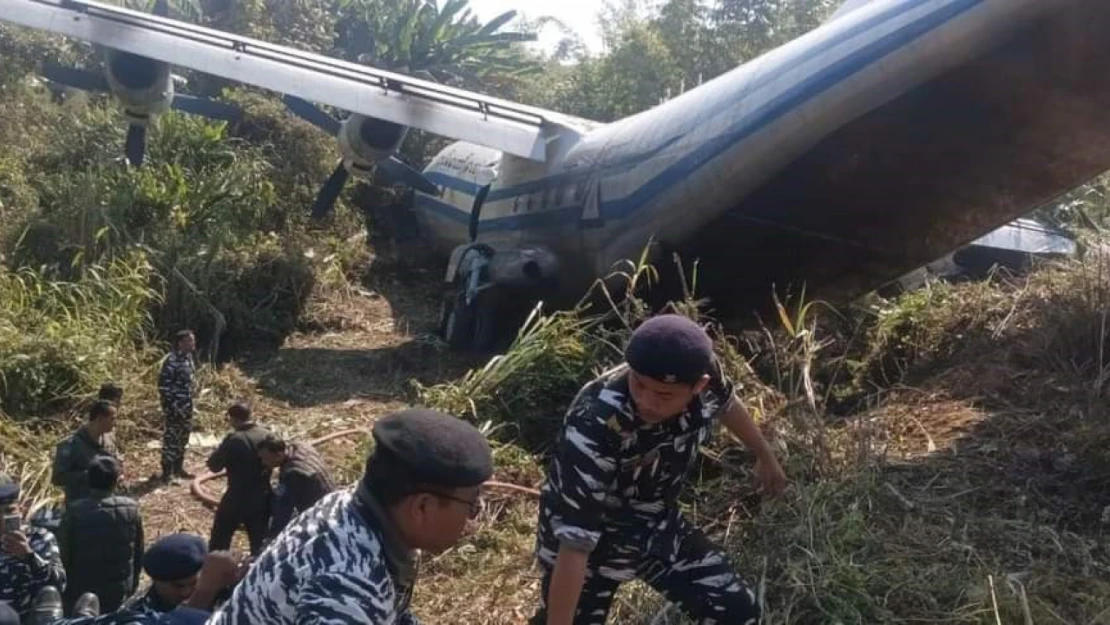 Myanmar askeri uçağı pistten çıktı: 8 yaralı