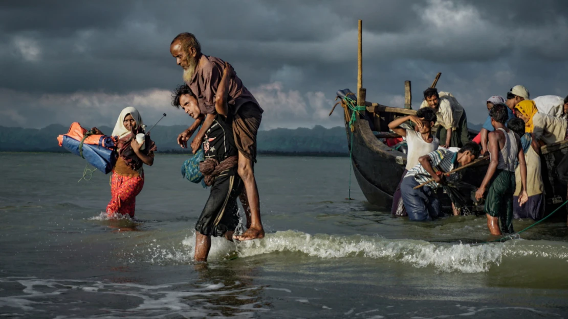 Myanmar'da Arakanlı Müslümanları taşıyan tekne battı: 17 ölü, 33 kayıp