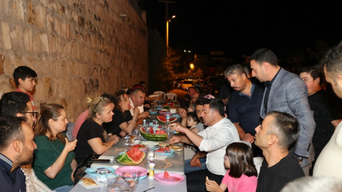 Nevşehir Belediye Başkanı Rasim Arı, her gün mahalle mahalle gezerek, Nevşehirlilerle kucaklaşıyor.