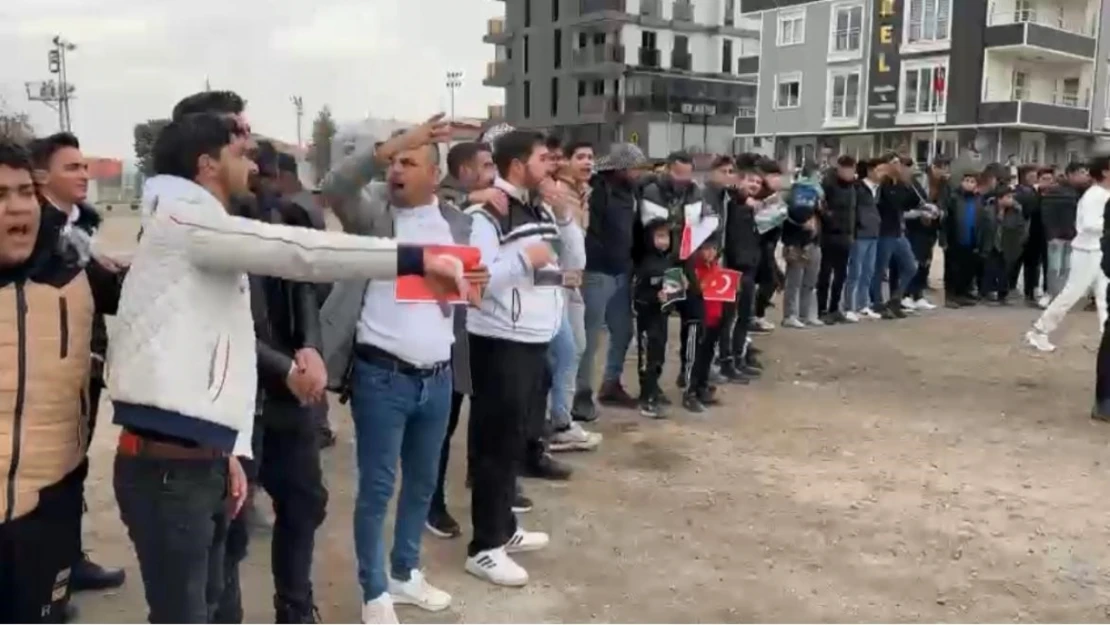 Nevşehir'deki Suriyeliler Esed rejiminin indirilişini halay çekerek kutladı